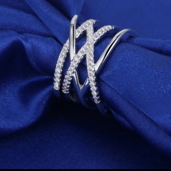 🔹️Silvertone Adjustable Ring w/ Rhinestones - Picture 4 of 5